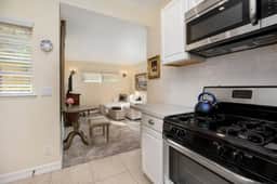 Affordable Executive Getaway — blocks to Beach and Funk Zone - Image 2