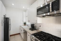 Historic West Beach Apartment — 2 blocks to the Beach - Image 2