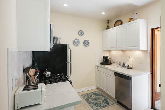 Affordable Executive Getaway — blocks to Beach and Funk Zone - Image 5