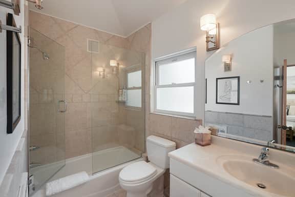 Historic West Beach Apartment — 2 blocks to the Beach - Image 4