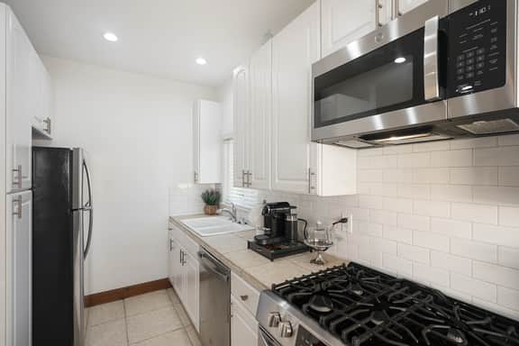 Historic West Beach Apartment — 2 blocks to the Beach - Image 2