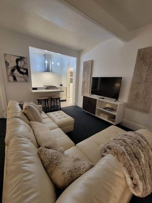 Rare West Beach Studio — 2 blocks to the Beach and Funk Zone - Image 3