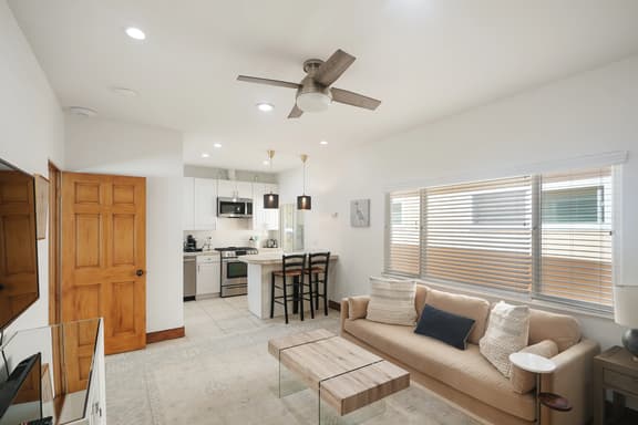 Historic West Beach Apartment — 2 blocks to the Beach - Image 1